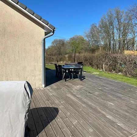 House With Outdoor Jacuzzi 샬레 Rocroi